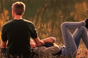 Comment reconnaître le comportement d’un homme timide amoureux : Signes et conseils