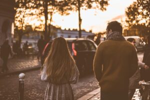 Pourquoi ignorer quelqu’un qu’on aime : analyse pour mieux comprendre ce comportement