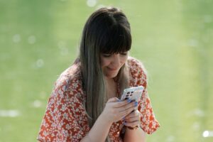 Que répondre à un « je t’aime » par SMS : Guide pour réagir avec sincérité et justesse