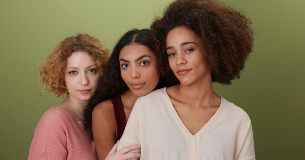 7 femmes partagent ce qu'elles auraient aimé savoir sur l'amour-propre, les fréquentations et les amitiés dans la vingtaine