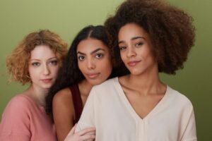 7 femmes partagent ce qu'elles auraient aimé savoir sur l'amour-propre, les fréquentations et les amitiés dans la vingtaine