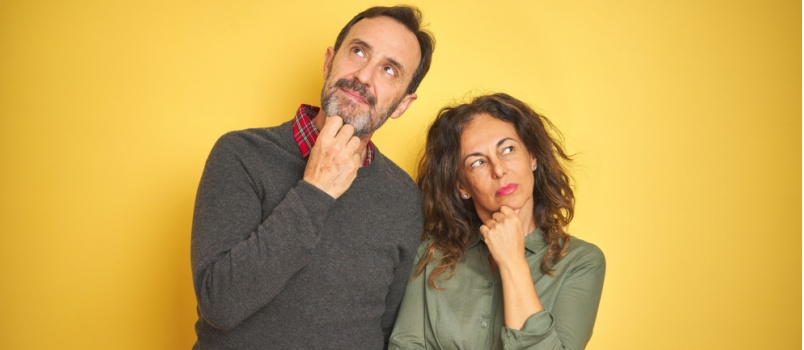 Jeune couple en pensant à quelque chose 