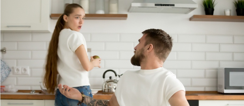 Jeune couple ayant une dispute 
