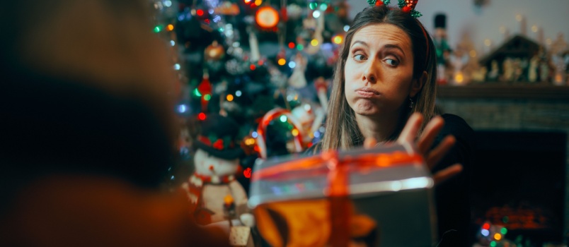 Femme refusant le cadeau 