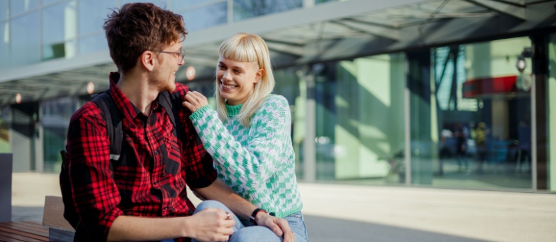 Beau couple assis sur le banc se parle 