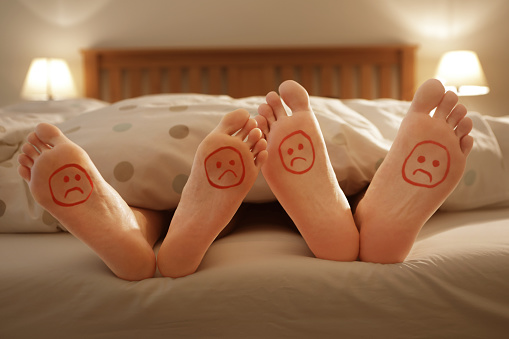couples pieds malheureux au lit