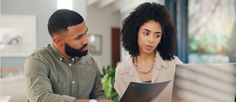 Couple faisant des documents 