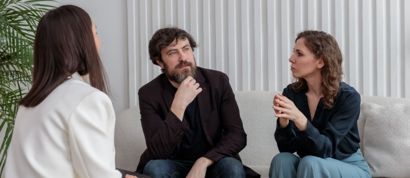 Couple en pensant aux solutions fournies par le conseiller