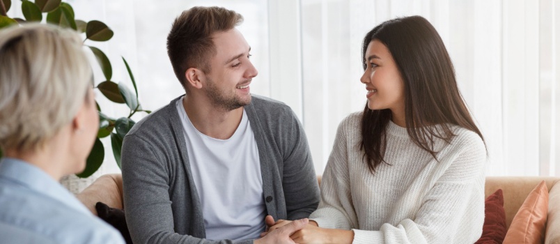 Le couple devient heureux après la consultation fournie par l'expert