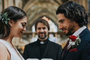 Ce que «parler maintenant ou pour toujours tenir votre paix» signifie lors des mariages