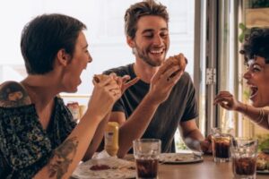 13 choses à considérer avant de sortir avec un couple marié