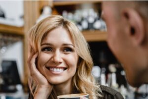 L'astuce du triangle du flirt: ce que cela signifie & amp; Comment ça marche