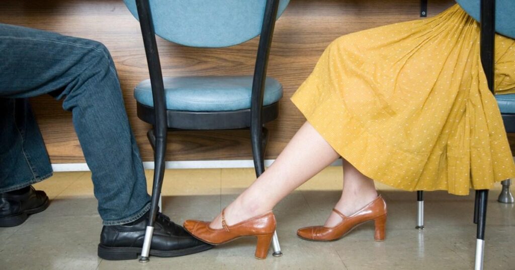 J'ai joué à Footsie avec un étranger - puis nous avons une chambre d'hôtel