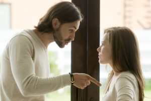 9 signes que vous êtes amoureux d'un narcissique manifeste & amp; Façons de faire face