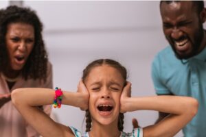 Qu'est-ce que la parentalité coercitive et comment cela affecte-t-il votre enfant?