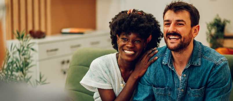 Couple souriant pendant la thérapie 