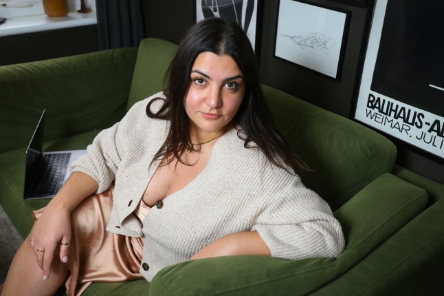 Almara Abgarien photographié à la maison à Clapham par Rachel Adams