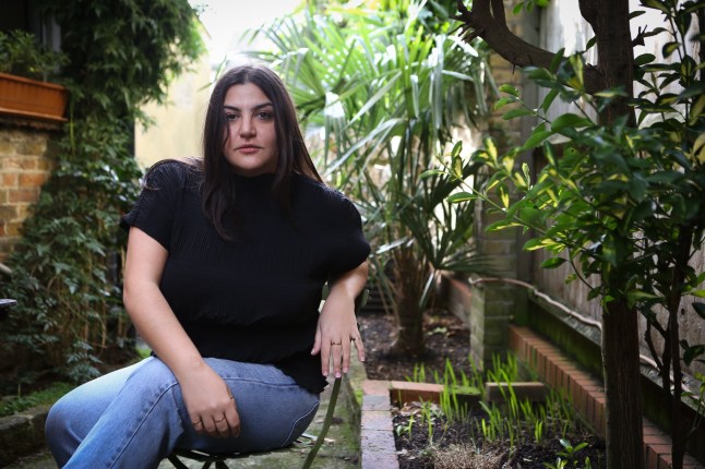 Almara assis sur une chaise dans son jardin