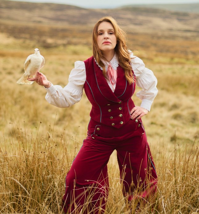 Katie Norris et sa mouette de taxidermie dans un champ