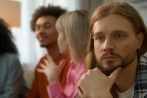 11 déclencheurs communs de l'anxiété de l'amitié expliquée & amp; Façons de faire face