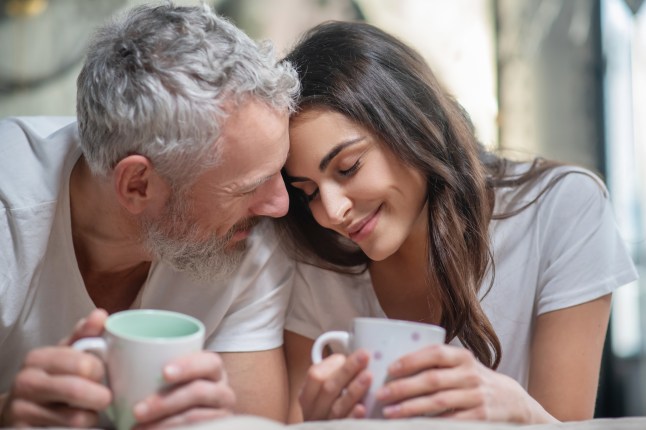 Beau couple ayant leur café matin