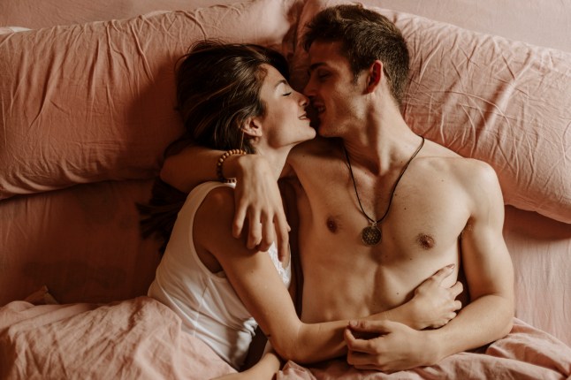 Jeune couple intime allongé dans son lit