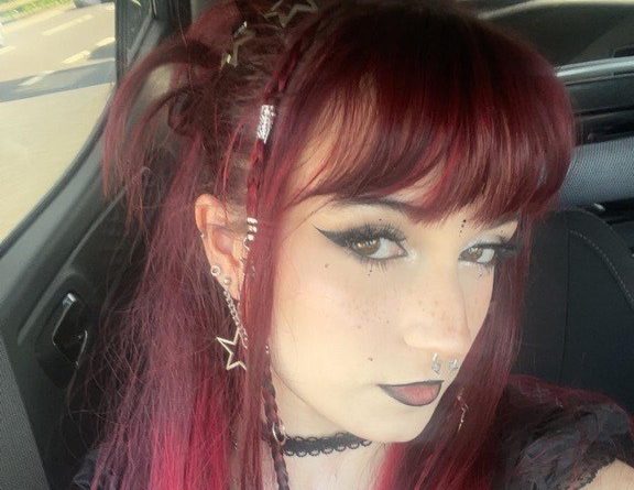 Olivia assise dans la voiture