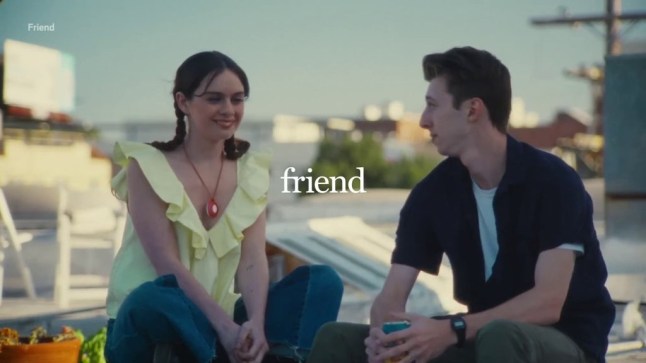 Adverts pour? Fake Ai Friend? Vous portez comme un collier dégradé sur la photo du métro: Friend Media Channel