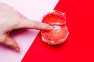 C'est à quelle fréquence l'orgasme des femmes à travers la masturbation orale, et le sexe pénétratif, en fonction de l'âge