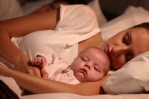 7 Effets psychologiques d'un enfant dormant avec les parents