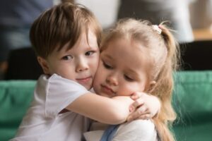 7 défis seuls les frères et sœurs aînés comprennent dans la famille