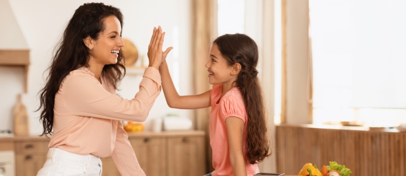 Maman et fille qui cuisinent ensemble 