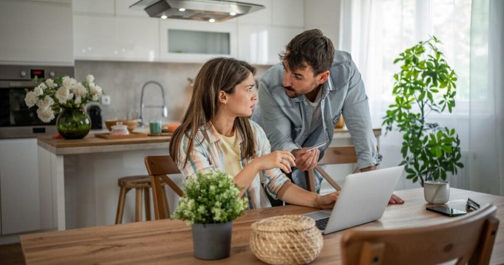 Mon mari s'emballe chaque fois que je dépense de l'argent : s'agit-il d'un abus financier ?