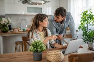 Mon mari s'emballe chaque fois que je dépense de l'argent : s'agit-il d'un abus financier ?