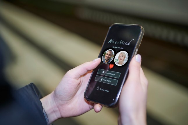 Gros plan d'une femme utilisant une application de rencontres sur un téléphone intelligent