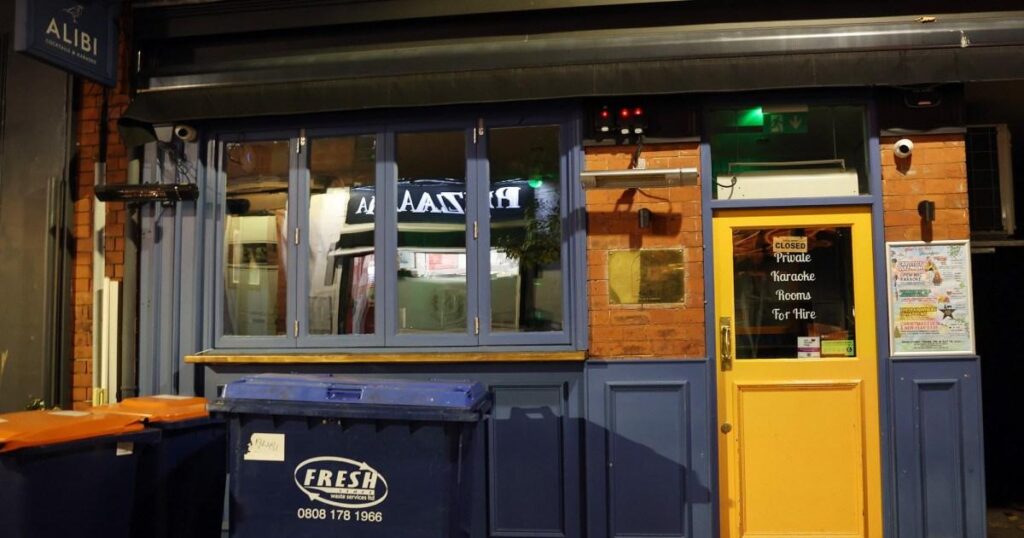 "Ils n'ont personne à qui parler" : le bar britannique interdit les buveurs célibataires