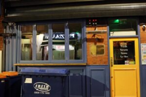 « Ils n&rsquo;ont personne à qui parler » : le bar britannique interdit les buveurs célibataires
