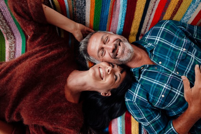 Heureux couple hétérosexuel se relaxant à la maison