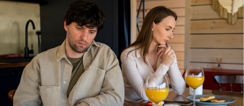 Jeune couple ayant des conflits 