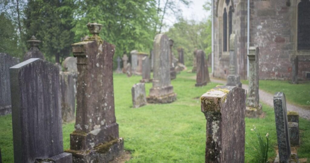 Je pensais qu'il était parfait - jusqu'à notre rendez-vous dans un cimetière