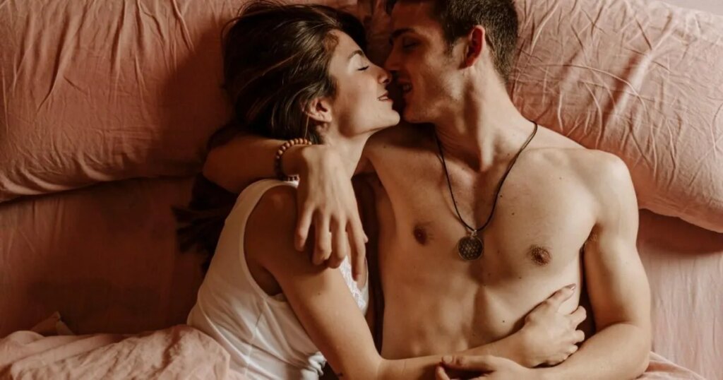 L'« exhibitionniste » est la position sexuelle paresseuse ultime pour le lendemain de Noël