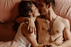 L&rsquo;« exhibitionniste » est la position sexuelle paresseuse ultime pour le lendemain de Noël