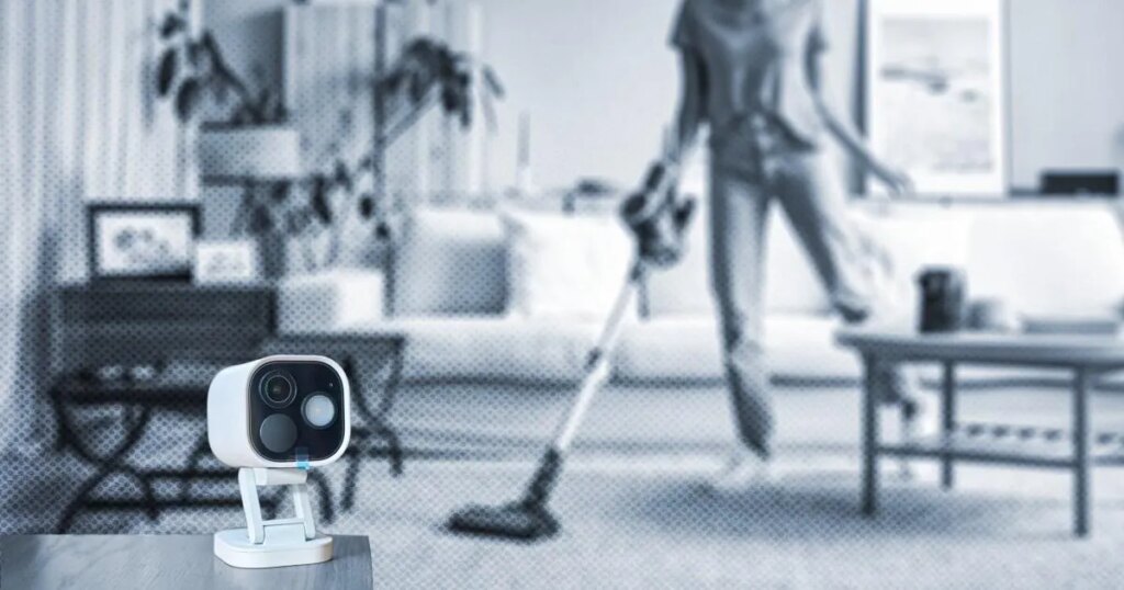 "Je nettoyais la maison, puis j'ai trouvé une caméra cachée sur ma cheminée"