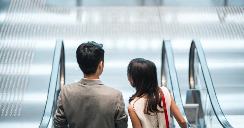 Les couples qui prennent l'escalier roulant pourraient ruiner leur vie sexuelle