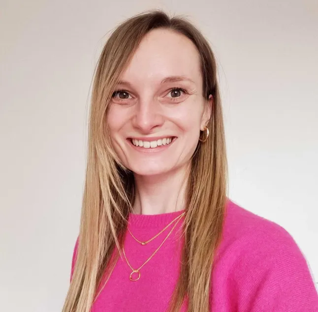 Une photo de Rachel Moss, souriante à la caméra