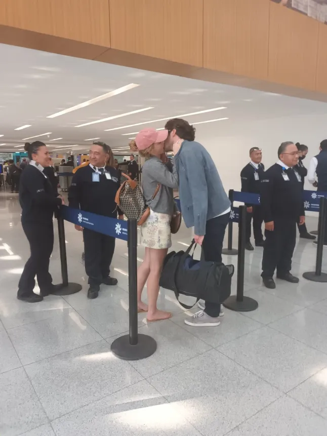 *PREMIUM-EXCLUSIVE* Mexico, MEXIQUE Alerte nouveau couple : Emma Watson liée à l'homme d'affaires mexicain Gonzalo Hevia Baill??res Emma Watson semble avoir une nouvelle romance dans sa vie. L'actrice a été aperçue en train de passer du temps avec le bel homme d'affaires mexicain Gonzalo Hevia Baill??res, suscitant des spéculations selon lesquelles les deux sortiraient ensemble. Alors que des rapports antérieurs suggéraient que Watson avait été vu avec Hevia Baill?res à Courchevel, en France, fin 2025, nos images exclusives du Nouvel An semblaient montrer l'actrice tenant la main d'un homme mystérieux différent. Cependant, des observations récentes à Mexico ont alimenté de nouvelles rumeurs sur sa relation avec l'entrepreneur. Les deux hommes ont été photographiés en train de profiter de ce qui ressemblait à des dîners intimes et à des sorties détendues en journée dans la ville. Ils ont également été vus partageant un moment rempli de PDA à l'aéroport. Hevia Baill??res est la fondatrice et PDG de HBeyond, une société d'investissement ayant des bureaux à New York, Miami et Mexico. L'entreprise se concentre sur les technologies transformatrices et les projets d'avenir. Sur la photo : Emma Watson, Gonzalo Hevia Baill??res BACKGRID USA 4 MARS 2026 BYLINE DOIT LIRE : The Grosby Group / BACKGRID USA : +1 310 798 9111 / usasales@backgrid.com UK : +44 208 344 2007 / uksales@backgrid.com *Clients britanniques - Images contenant des enfants, veuillez pixeliser le visage avant Vers la publication*