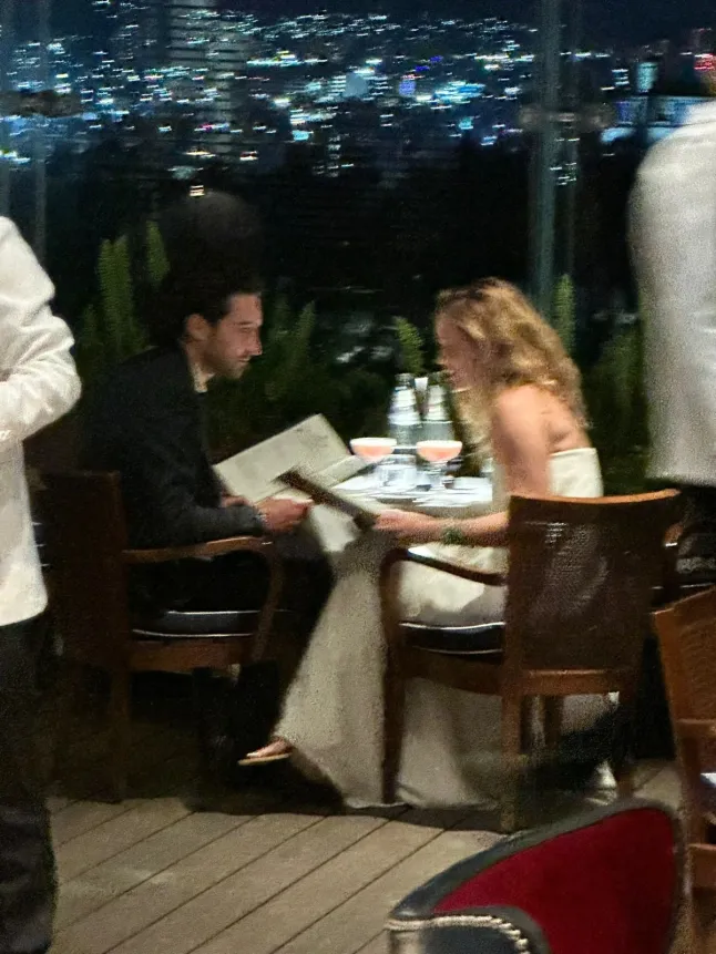 *PREMIUM-EXCLUSIVE* Mexico, MEXIQUE Alerte nouveau couple : Emma Watson liée à l'homme d'affaires mexicain Gonzalo Hevia Baill??res Emma Watson semble avoir une nouvelle romance dans sa vie. L'actrice a été aperçue en train de passer du temps avec le bel homme d'affaires mexicain Gonzalo Hevia Baill??res, suscitant des spéculations selon lesquelles les deux sortiraient ensemble. Alors que des rapports antérieurs suggéraient que Watson avait été vu avec Hevia Baill?res à Courchevel, en France, fin 2025, nos images exclusives du Nouvel An semblaient montrer l'actrice tenant la main d'un homme mystérieux différent. Cependant, des observations récentes à Mexico ont alimenté de nouvelles rumeurs sur sa relation avec l'entrepreneur. Les deux hommes ont été photographiés en train de profiter de ce qui ressemblait à des dîners intimes et à des sorties détendues en journée dans la ville. Ils ont également été vus partageant un moment rempli de PDA à l'aéroport. Hevia Baill??res est la fondatrice et PDG de HBeyond, une société d'investissement ayant des bureaux à New York, Miami et Mexico. L'entreprise se concentre sur les technologies transformatrices et les projets d'avenir. Sur la photo : Emma Watson, Gonzalo Hevia Baill??res BACKGRID USA 4 MARS 2026 BYLINE DOIT LIRE : The Grosby Group / BACKGRID USA : +1 310 798 9111 / usasales@backgrid.com UK : +44 208 344 2007 / uksales@backgrid.com *Clients britanniques - Images contenant des enfants, veuillez pixeliser le visage avant Vers la publication*