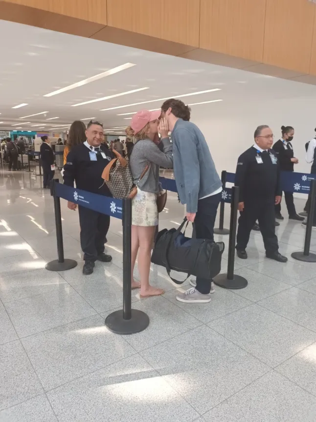 *PREMIUM-EXCLUSIVE* Mexico, MEXIQUE Alerte nouveau couple : Emma Watson liée à l'homme d'affaires mexicain Gonzalo Hevia Baill??res Emma Watson semble avoir une nouvelle romance dans sa vie. L'actrice a été aperçue en train de passer du temps avec le bel homme d'affaires mexicain Gonzalo Hevia Baill??res, suscitant des spéculations selon lesquelles les deux sortiraient ensemble. Alors que des rapports antérieurs suggéraient que Watson avait été vu avec Hevia Baill?res à Courchevel, en France, fin 2025, nos images exclusives du Nouvel An semblaient montrer l'actrice tenant la main d'un homme mystérieux différent. Cependant, des observations récentes à Mexico ont alimenté de nouvelles rumeurs sur sa relation avec l'entrepreneur. Les deux hommes ont été photographiés en train de profiter de ce qui ressemblait à des dîners intimes et à des sorties détendues en journée dans la ville. Ils ont également été vus partageant un moment rempli de PDA à l'aéroport. Hevia Baill??res est la fondatrice et PDG de HBeyond, une société d'investissement ayant des bureaux à New York, Miami et Mexico. L'entreprise se concentre sur les technologies transformatrices et les projets d'avenir. Sur la photo : Emma Watson, Gonzalo Hevia Baill??res BACKGRID USA 4 MARS 2026 BYLINE DOIT LIRE : The Grosby Group / BACKGRID USA : +1 310 798 9111 / usasales@backgrid.com UK : +44 208 344 2007 / uksales@backgrid.com *Clients britanniques - Images contenant des enfants, veuillez pixeliser le visage avant Vers la publication*