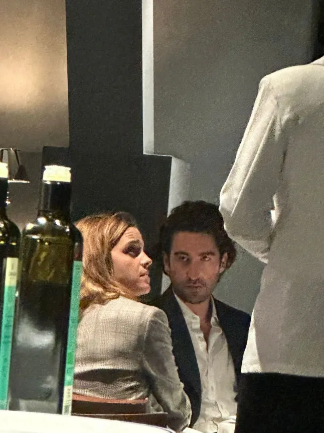*PREMIUM-EXCLUSIVE* Mexico, MEXIQUE Alerte nouveau couple : Emma Watson liée à l'homme d'affaires mexicain Gonzalo Hevia Baill??res Emma Watson semble avoir une nouvelle romance dans sa vie. L'actrice a été aperçue en train de passer du temps avec le bel homme d'affaires mexicain Gonzalo Hevia Baill??res, suscitant des spéculations selon lesquelles les deux sortiraient ensemble. Alors que des rapports antérieurs suggéraient que Watson avait été vu avec Hevia Baill?res à Courchevel, en France, fin 2025, nos images exclusives du Nouvel An semblaient montrer l'actrice tenant la main d'un homme mystérieux différent. Cependant, des observations récentes à Mexico ont alimenté de nouvelles rumeurs sur sa relation avec l'entrepreneur. Les deux hommes ont été photographiés en train de profiter de ce qui ressemblait à des dîners intimes et à des sorties détendues en journée dans la ville. Ils ont également été vus partageant un moment rempli de PDA à l'aéroport. Hevia Baill??res est la fondatrice et PDG de HBeyond, une société d'investissement ayant des bureaux à New York, Miami et Mexico. L'entreprise se concentre sur les technologies transformatrices et les projets d'avenir. Sur la photo : Emma Watson, Gonzalo Hevia Baill??res BACKGRID USA 4 MARS 2026 BYLINE DOIT LIRE : The Grosby Group / BACKGRID USA : +1 310 798 9111 / usasales@backgrid.com UK : +44 208 344 2007 / uksales@backgrid.com *Clients britanniques - Images contenant des enfants, veuillez pixeliser le visage avant Vers la publication*