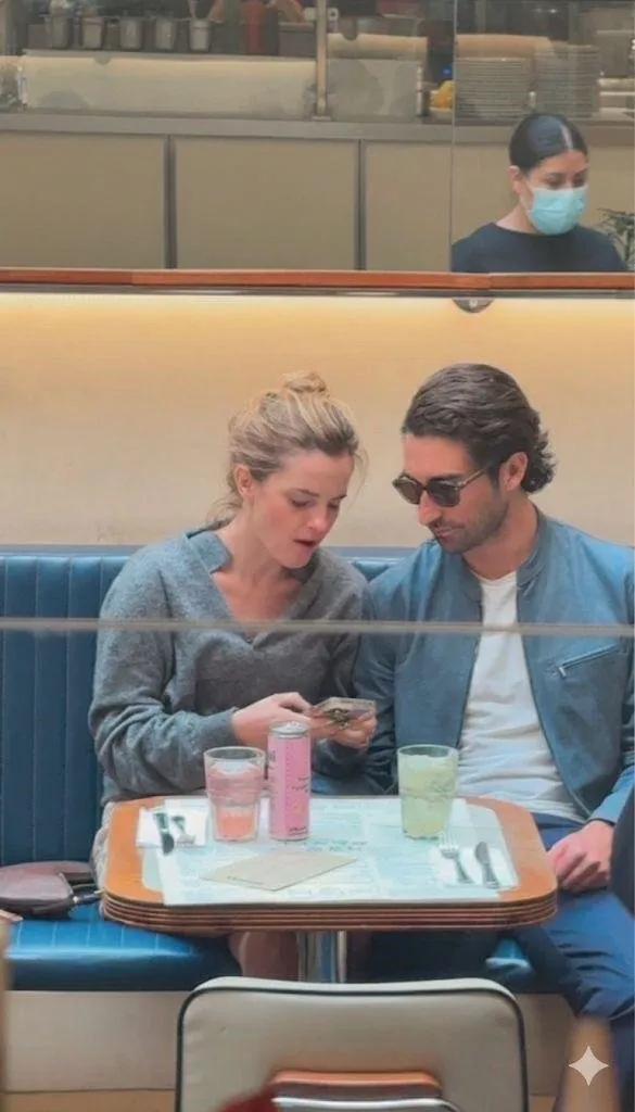 *PREMIUM-EXCLUSIVE* Mexico, MEXIQUE Alerte nouveau couple : Emma Watson liée à l'homme d'affaires mexicain Gonzalo Hevia Baill??res Emma Watson semble avoir une nouvelle romance dans sa vie. L'actrice a été aperçue en train de passer du temps avec le bel homme d'affaires mexicain Gonzalo Hevia Baill??res, suscitant des spéculations selon lesquelles les deux sortiraient ensemble. Alors que des rapports antérieurs suggéraient que Watson avait été vu avec Hevia Baill?res à Courchevel, en France, fin 2025, nos images exclusives du Nouvel An semblaient montrer l'actrice tenant la main d'un homme mystérieux différent. Cependant, des observations récentes à Mexico ont alimenté de nouvelles rumeurs sur sa relation avec l'entrepreneur. Les deux hommes ont été photographiés en train de profiter de ce qui ressemblait à des dîners intimes et à des sorties détendues en journée dans la ville. Ils ont également été vus partageant un moment rempli de PDA à l'aéroport. Hevia Baill??res est la fondatrice et PDG de HBeyond, une société d'investissement ayant des bureaux à New York, Miami et Mexico. L'entreprise se concentre sur les technologies transformatrices et les projets d'avenir. Sur la photo : Emma Watson, Gonzalo Hevia Baill??res BACKGRID USA 4 MARS 2026 BYLINE DOIT LIRE : The Grosby Group / BACKGRID USA : +1 310 798 9111 / usasales@backgrid.com UK : +44 208 344 2007 / uksales@backgrid.com *Clients britanniques - Images contenant des enfants, veuillez pixeliser le visage avant Vers la publication*